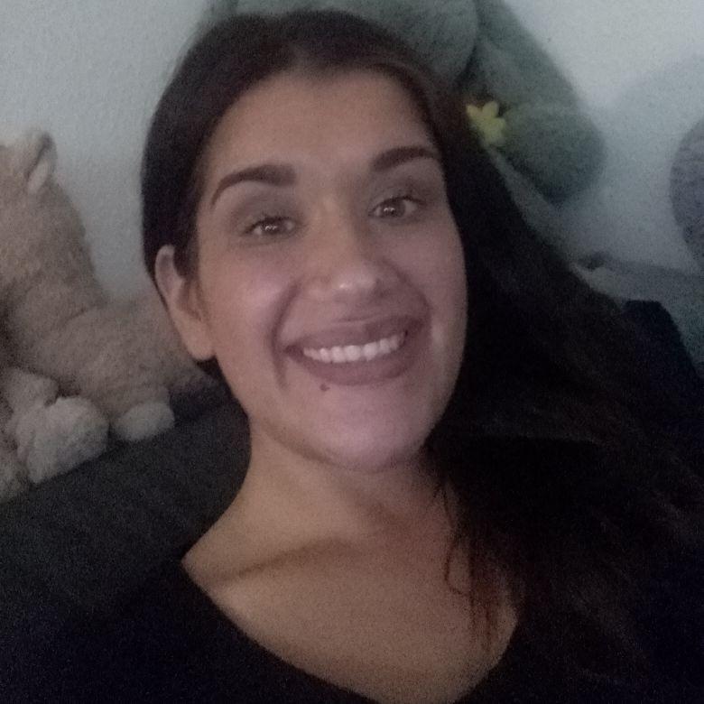 Livsglad, smilende, og sjov