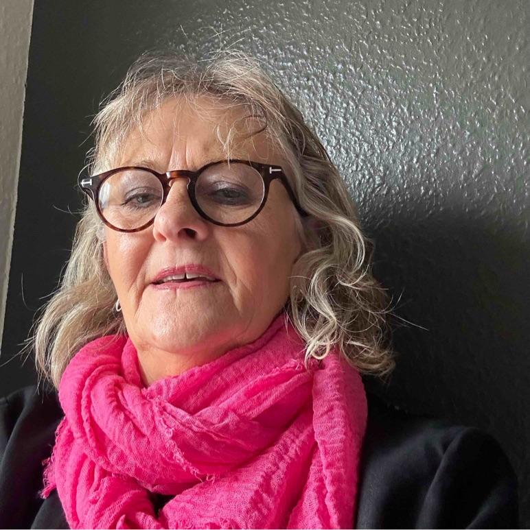 Frisk pige på 66 år bor i Hjallerup
