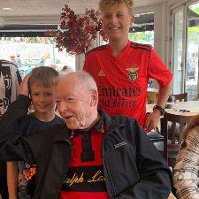 En tur på bakken med børnebørn