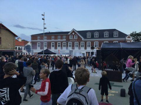 En masse mennesker på torvet