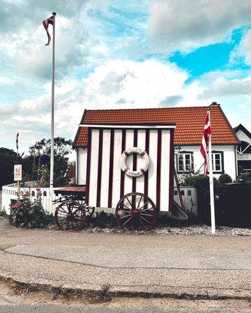 En gammel antik vogn, som står i gågaden i Liseleje