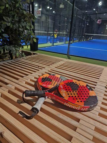 2 Padelbat på en bænk