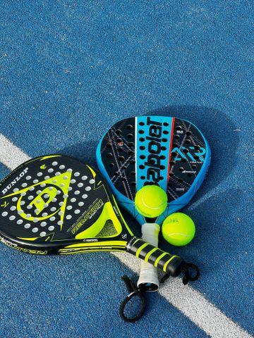 2 padel bats og 2 bolde