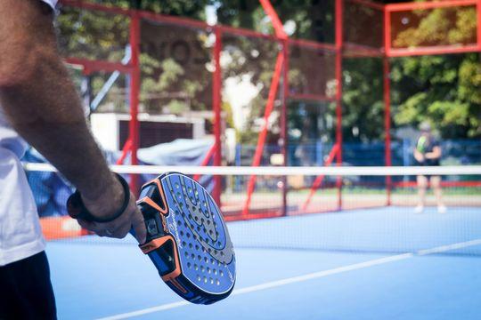 Billede af en person der spiller padel