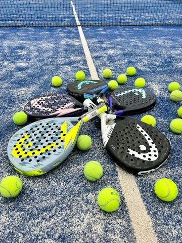 Billede af padelbat og bolde