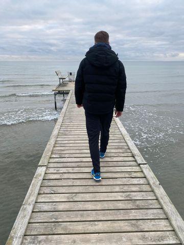 Pige med angst går på stranden