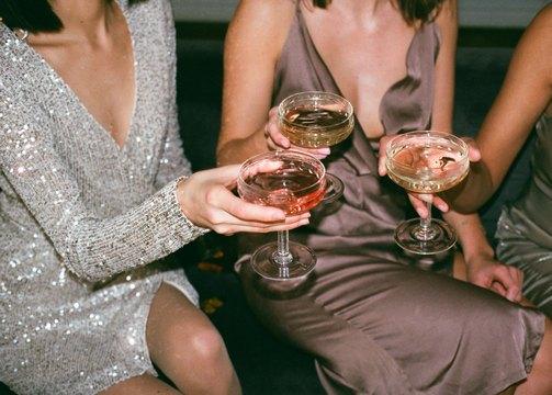 Piger der skåler i champagne