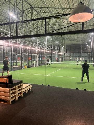 En padel bane med 4 spillere