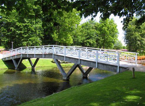 En smuk hvid bro i en park